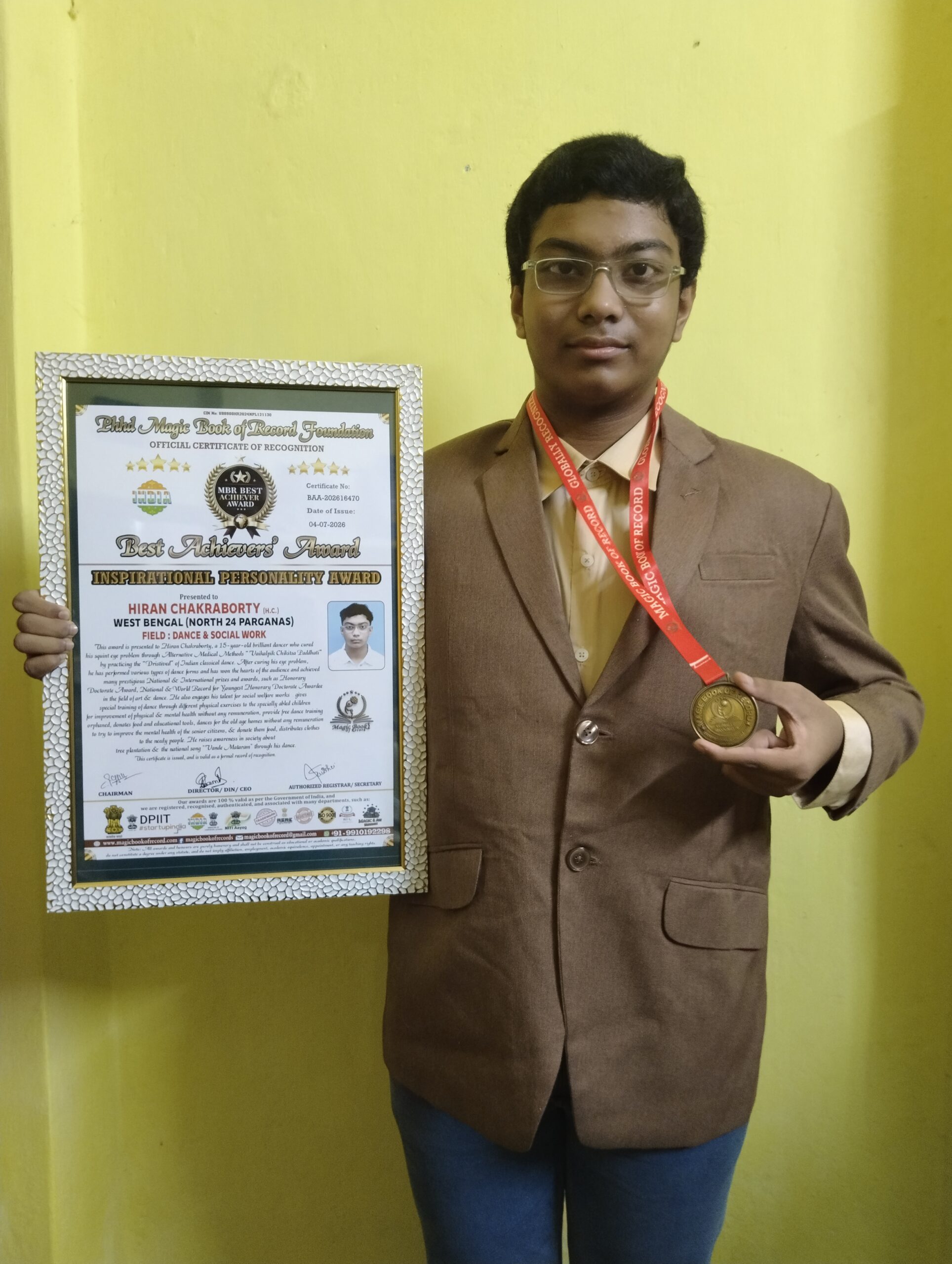 Hiran Chakraborty receiving the Best Achievers' Award and Inspirational Personality Award from Magic Book of Record Foundation.